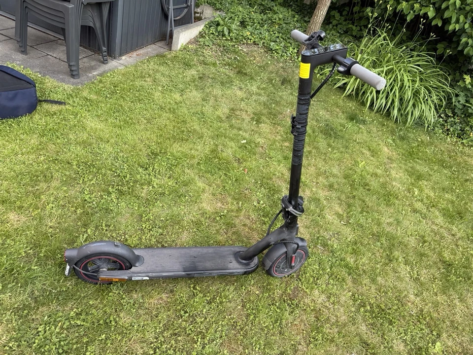 Xiaomi Mi Electric Scooter 4 Pro E-Scooter, Schwarz