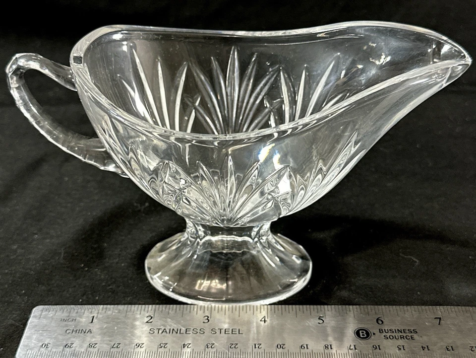 Salsa de salsa de salsa con patas cristalinas de vidrio cortado vintage con mango/caño de 8 OZ Foto 3 de 4