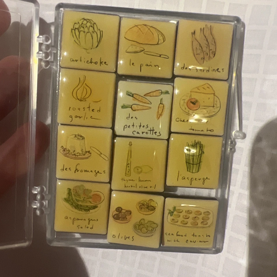 Juego de dos imanes temáticos de comida para fiesta de jardín Hallmark (12 en cada estuche) ver imagen Foto 3 de 4