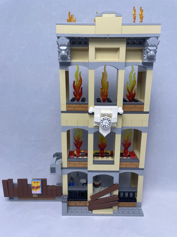 LEGO City Fire 60216 DOWNTOWN FIRE BRIGADE w/ 5 Minifig 98% Complete 2019 - Image 3 of 4