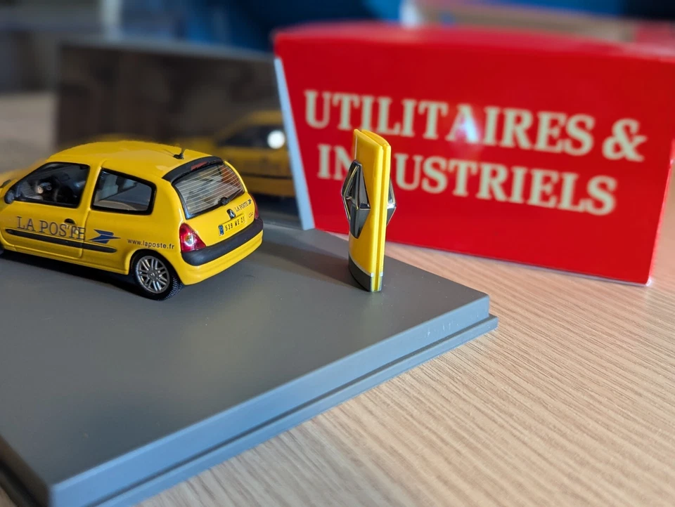 Renault Clio II "LA POSTE" Universal Hobbies 1:43 Voiture miniature - Photo 4/4