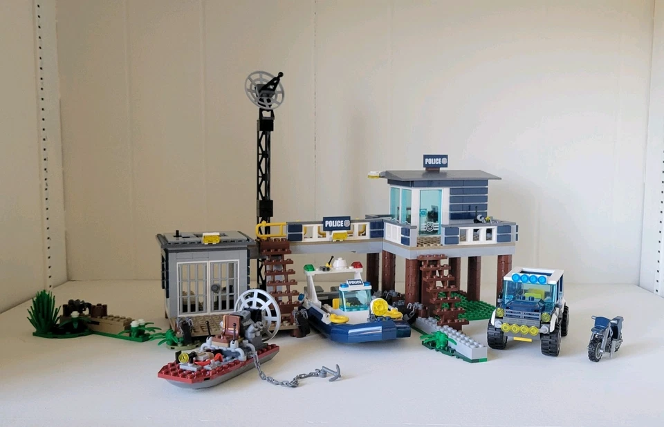 LEGO CITY: Estación de Policía del Pantano (60069) 100% Completo. Sin manual Foto 3 de 4
