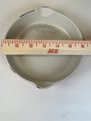 Le Creuset France #16 Flame Orange Enamel Double Spout 6 1/2 Round Skillet Pan - Picture 8 of 8