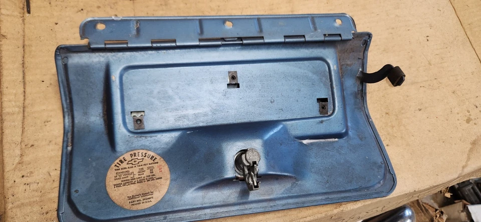 1968 Chevrolet Impala Belair внутренний перчаточный ящик в сборе с замком - Изображение 2 из 3