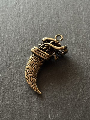 Wolfszahn Anhänger mit Drachenkopf | Messing Schmuck | Talisman Kette