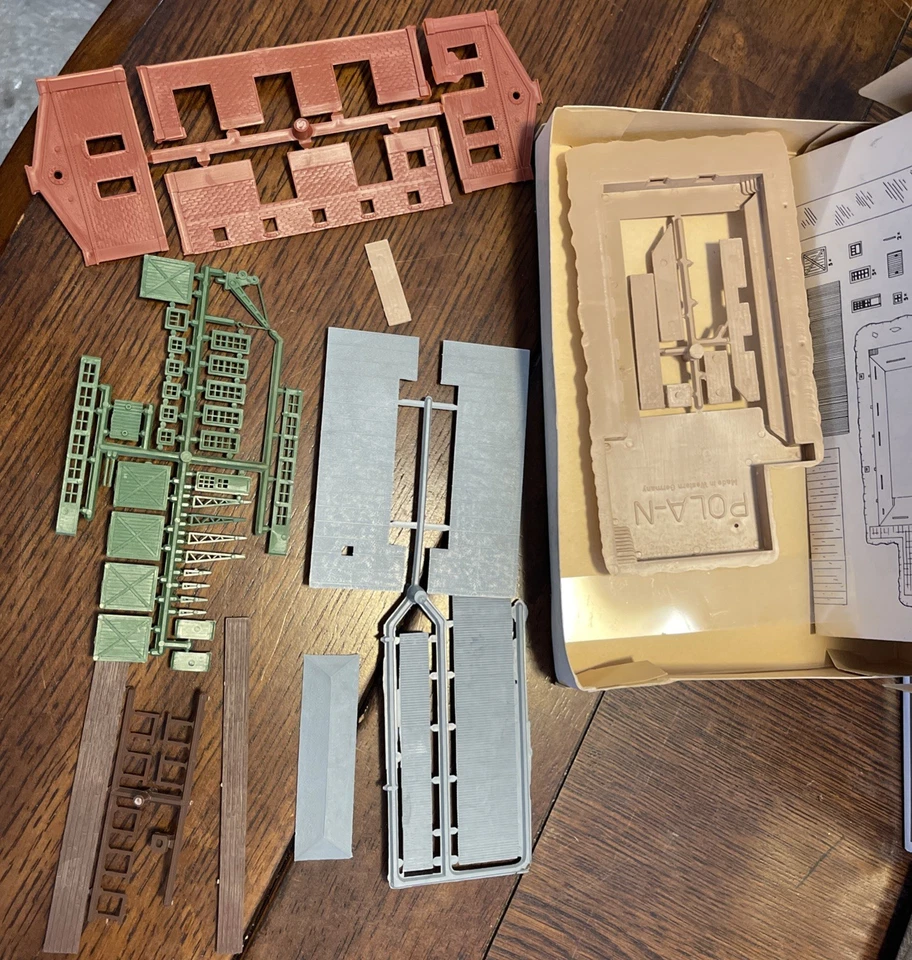 4 Model Power Wathers Dioramas #D1 N Scale Housing Depot Platform Shelters C-7 - Image 4 of 4