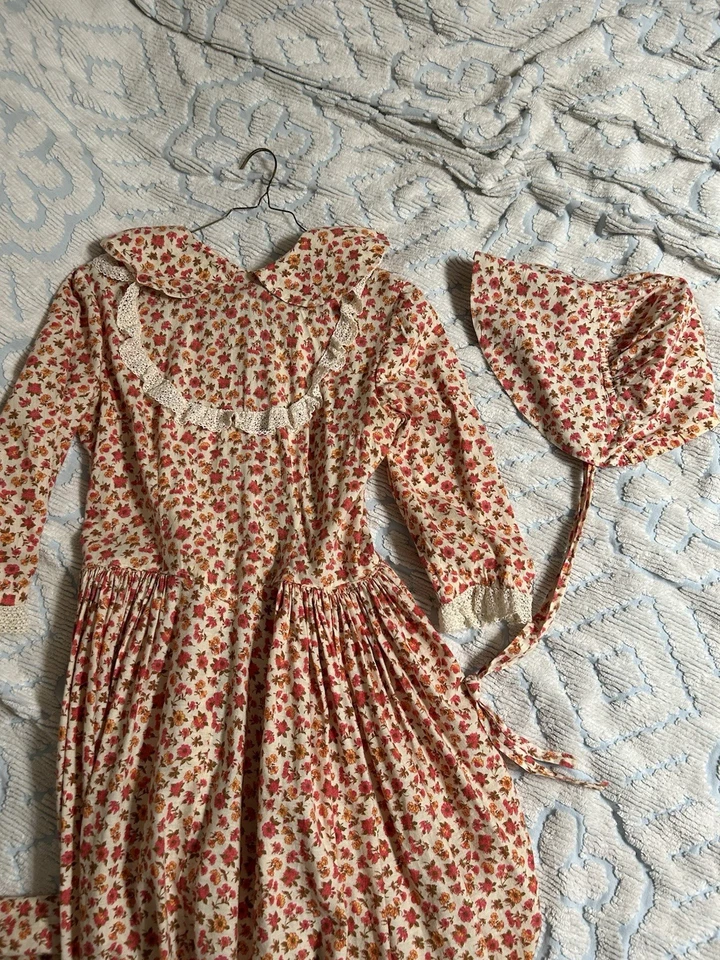 Handmade Peach Floral Pioneer Woman’s Dress And Bonnet Size M/L - Image 2 of 4