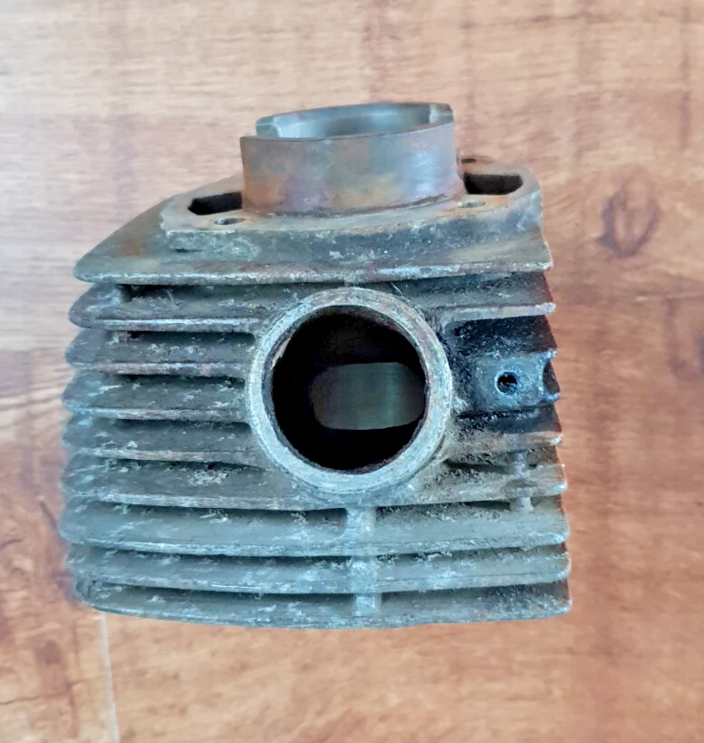 SUZUKI GT 250 CILINDRO IZQUIERDO BARRIL K L M Foto 3 de 4