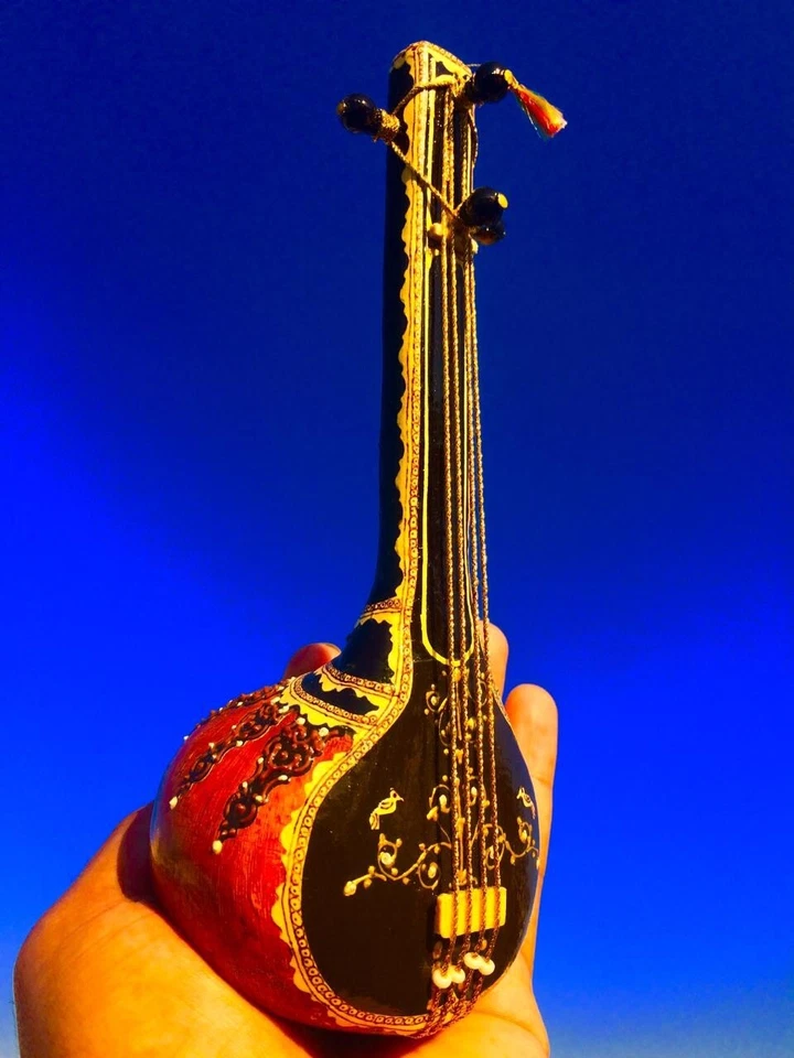 Wooden Decorative Showpiece Musical Instrument Miniature Tanpura Designer Foto 2 de 3
