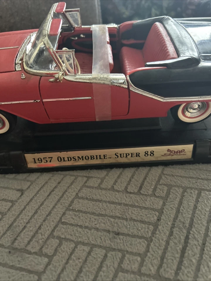 Coche convertible diecast Oldsmobile Super 88 1957 Road Signature 1/18 LEER Foto 2 de 4