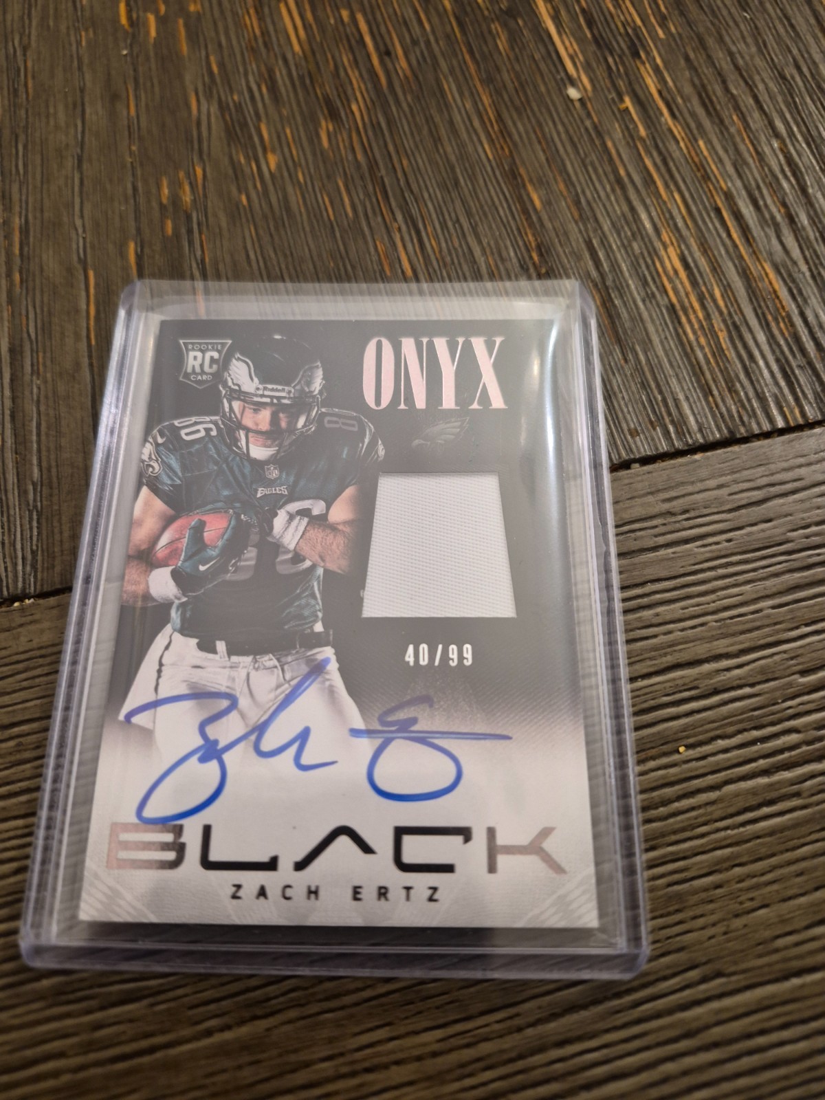 Zach Ertz Panini Black Onyx Rookie Materials #40 Signature