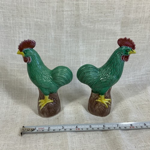 Vintage Chinese Pair Porcelain Roosters 6.5 Inches Tall Asian Style Chinoiserie - Picture 3 of 10