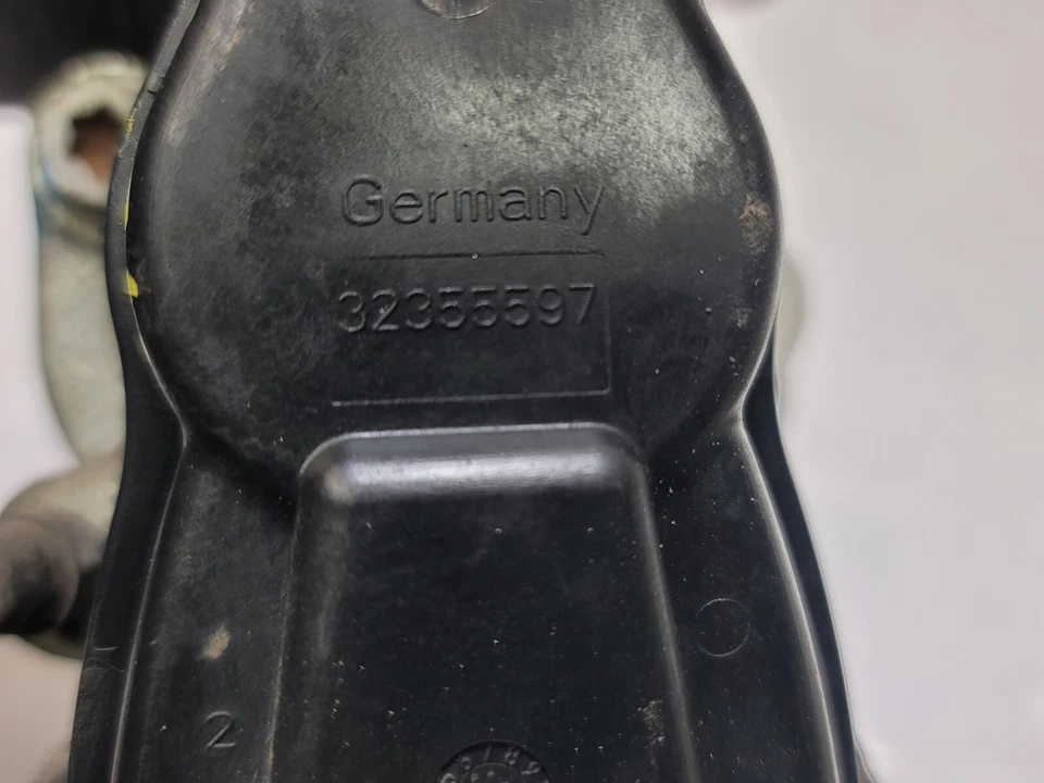 2017-2018 Mazda 3 Hatchback Brake Caliper Rear Left Driver OEM 32355597 Foto 4 de 4