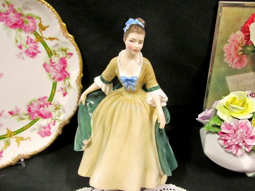 Statuina porcellana Royal Doulton HN2264 eleganza ritirata anni 60 Inghilterra