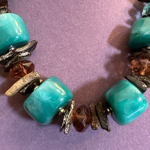 Grueso collar boho llamativo imitación ámbar y piedras brillantes turquesa - Imagen 2 de 4