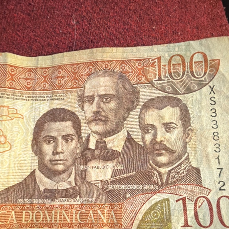 Dominican Republic 100 Pesos Dominicanos Banknote Circulated Uncertified