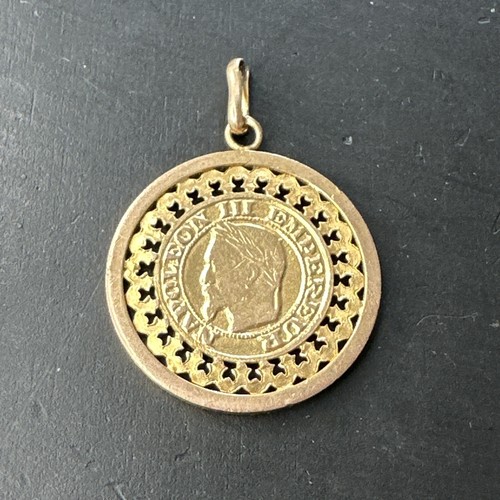Pendentif Médaille Art Déco Sainte Vierge Marie en or jaune et nacre – La Boîte à Bijoux de Bonne Maman