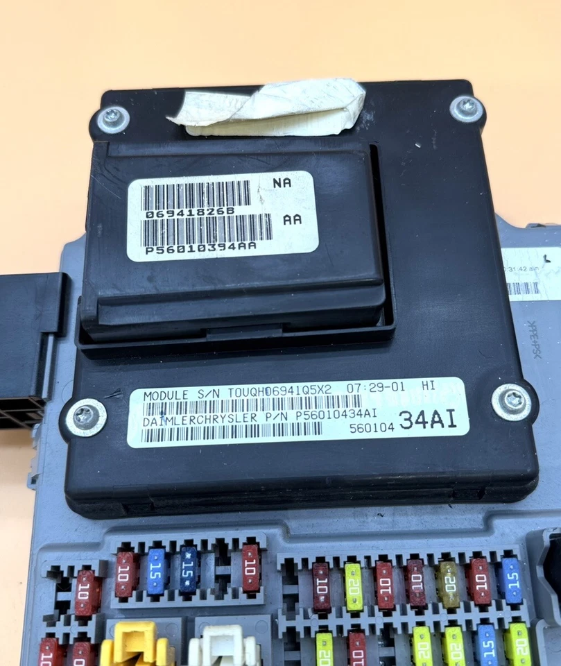 Módulo de control de carrocería Jeep Liberty 3,7 L caja de fusibles interior 2004 56010434 OEM Foto 2 de 4