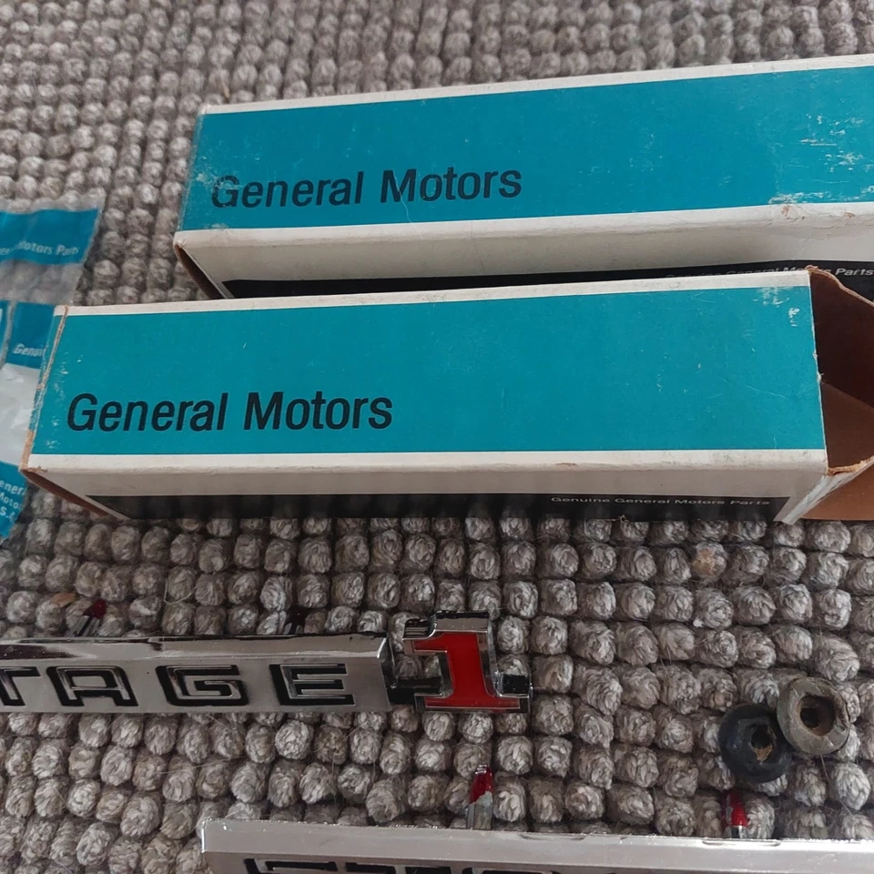 1970 71 72 73 74 Buick GS "Stage 1" emblemas de guardabarros delantero nuevo de stock original GM Foto 3 de 4