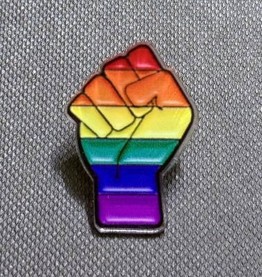 Regenbogen Gay Pride Flagge Power Faust Acryl Pin Anstecker Brosche Liebe LGBTQIA Verbündeter Alt