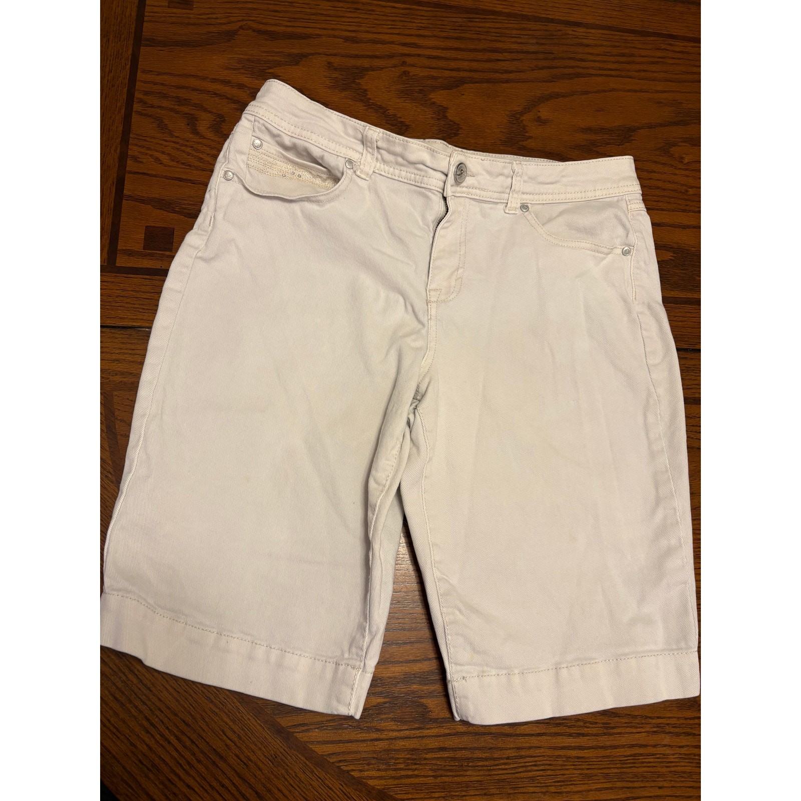 Women's Size 10 Style & Co White Bermuda Shorts W/Booty Bedazzling