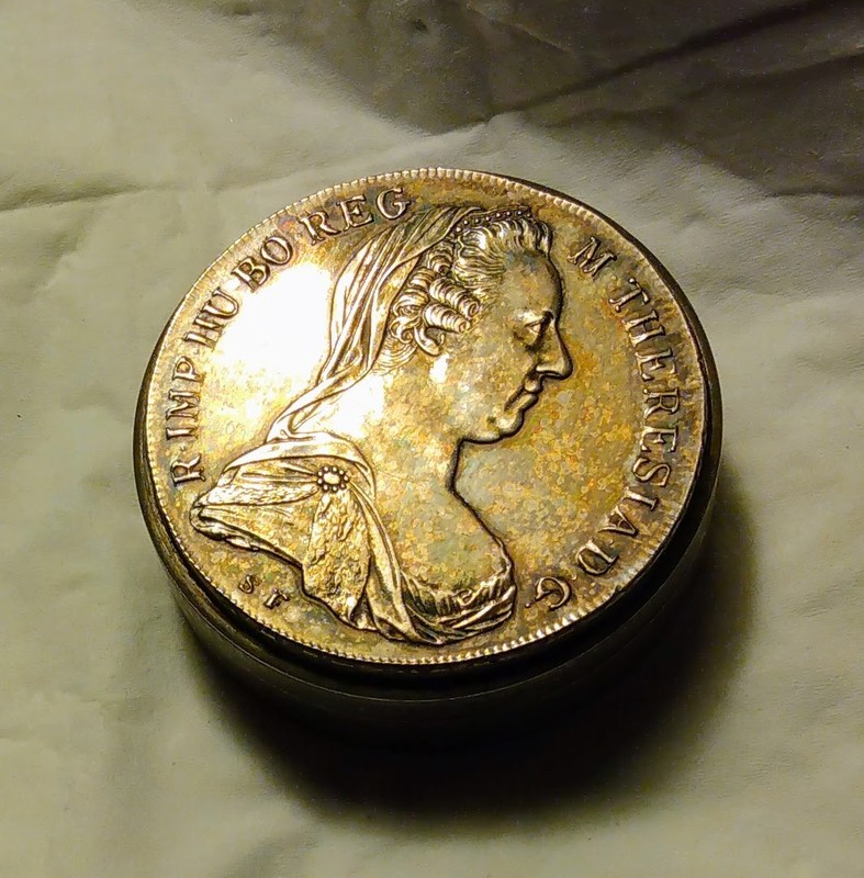 RARE - AUSTRIA HUNGARY MARÍA THERESA 1 SILVER THALER 1780 - ON A WOMAN'S COMPACT