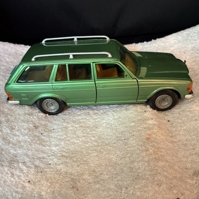 Gama Super 2115 Mercedes W123 300TD Diesel Wagon 1:26 Green VNM no box W Germany