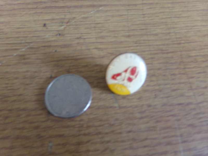 VINTAGE PINBACK BUTTON DON'T EAT YELLOW SNOW