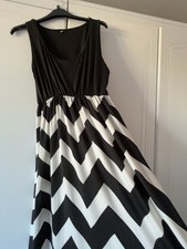 Black/White Chevron Maxi Dress Size 12 Sleeveless V-Neck Long Regular