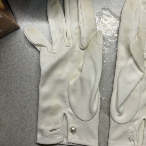 Vtg Hand Treat Stretch Gloves White Nylon Some Yellowing Missing One Button - Picture 4 of 4