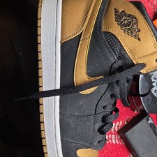 Nike AIR JORDAN 1 RETRO Melo Pe  METALLIC  GO...