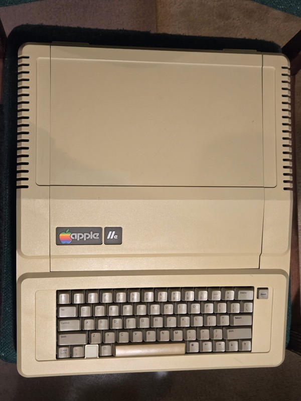 VINTAGE APPLE IIe COMPUTER, UN-ENHANCED, RECAPPED, TESTED AND FULLY FUNCTIONAL