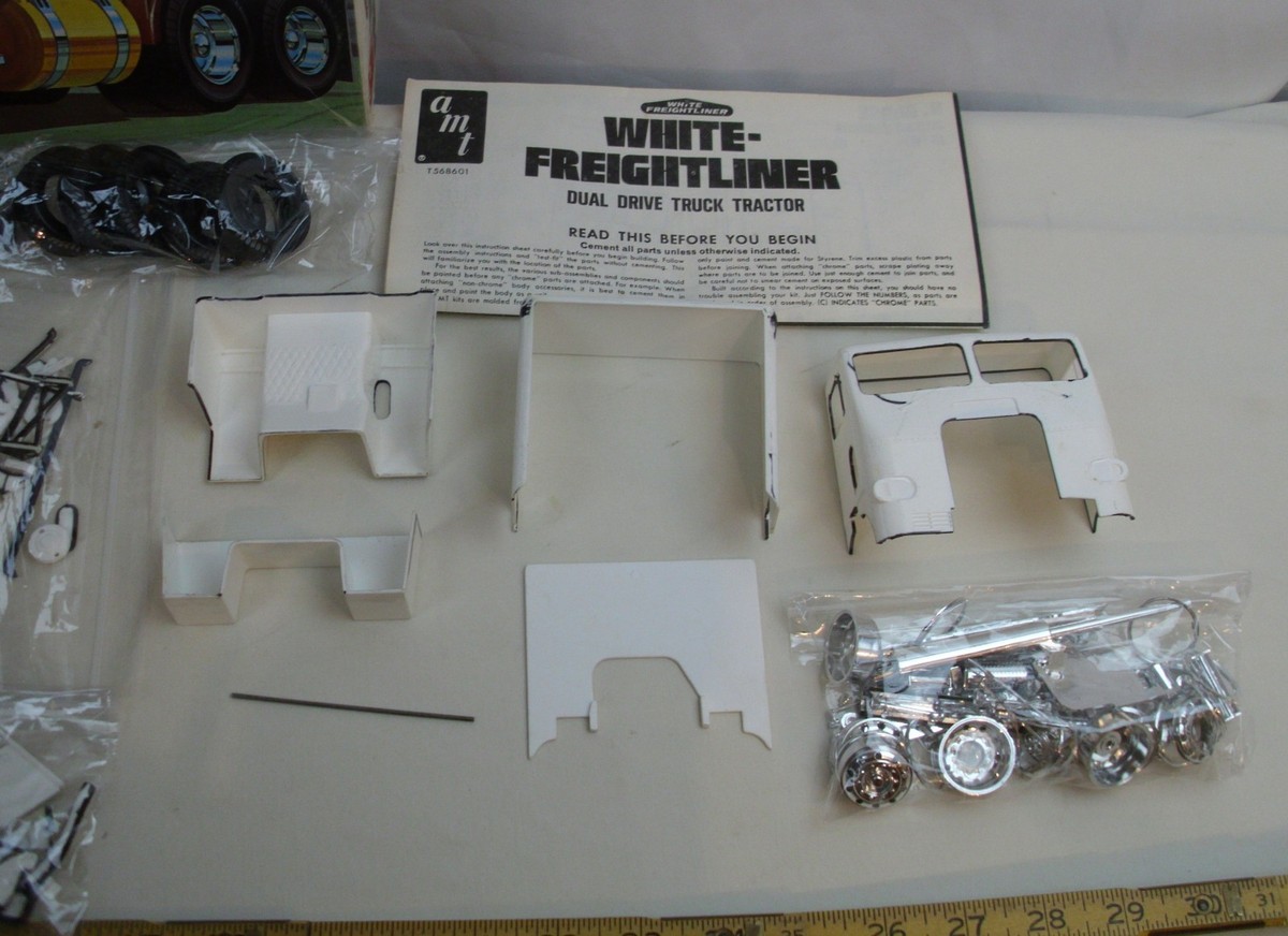AMT WHITE FREIGHTLINER TRACTOR SEMI TRUCK MODEL KIT 1:25 T568