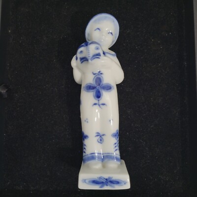 ロイヤルコペンハーゲン人形 本日は、ロイヤルコペンハーゲンのお人形と、端午の節句に合わせた