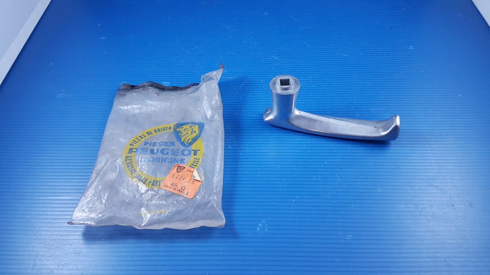 Poignée arrière droite pour porte latérale coulissante Peugeot J7 et J9 - Pièce d'origine