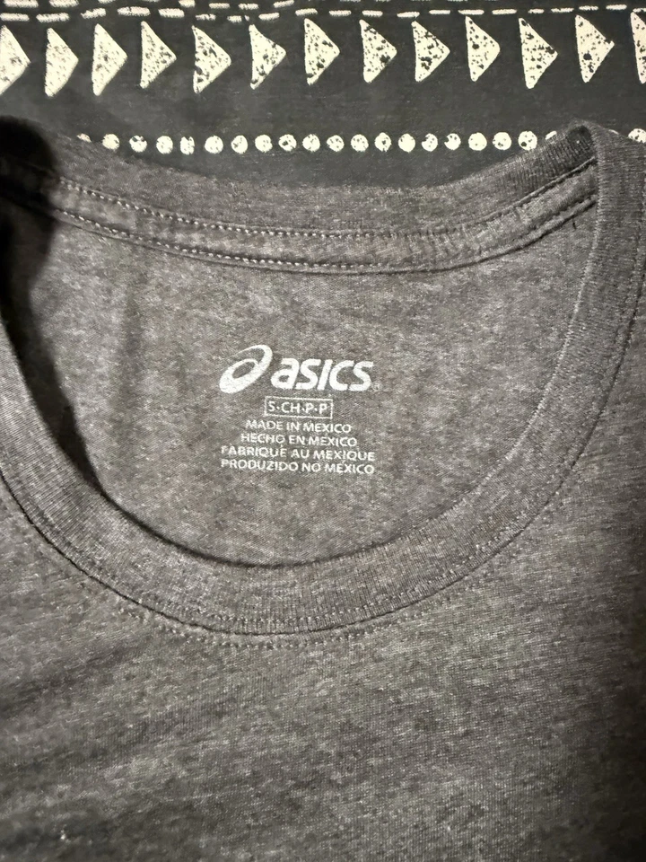 Camiseta gráfica manga corta pequeña ASICS gris oscuro carbón Run NYC 1977 para hombre Foto 2 de 4