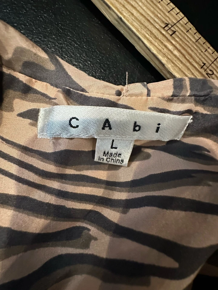 Blusa Top CAbi Grande Mujer #104 Just So Estampado de Cebra Seda Sin Mangas DG17 Foto 4 de 4