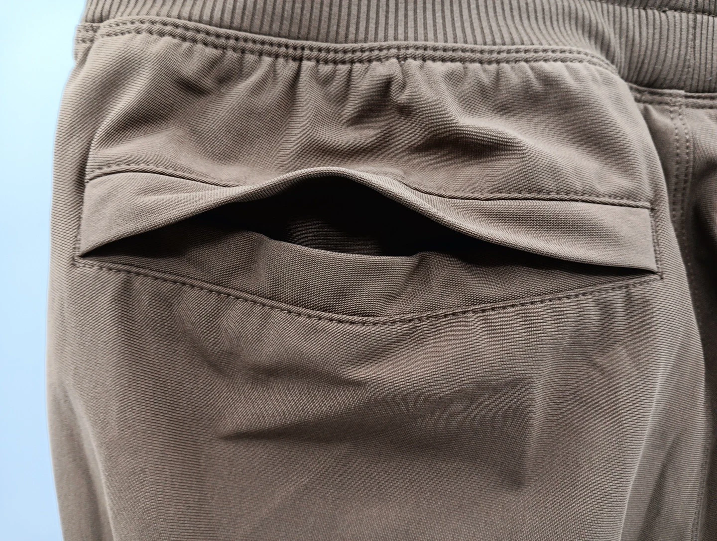 vuori performance drawstring tapered pants