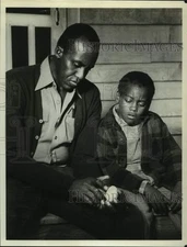 Press Photo Bill Duke, Actor with child actor in scene seated - sap13407