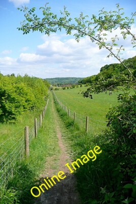 Photo 6x4 Footpath to Marlow Marlow/SU8586 After a section of woodland i c2013