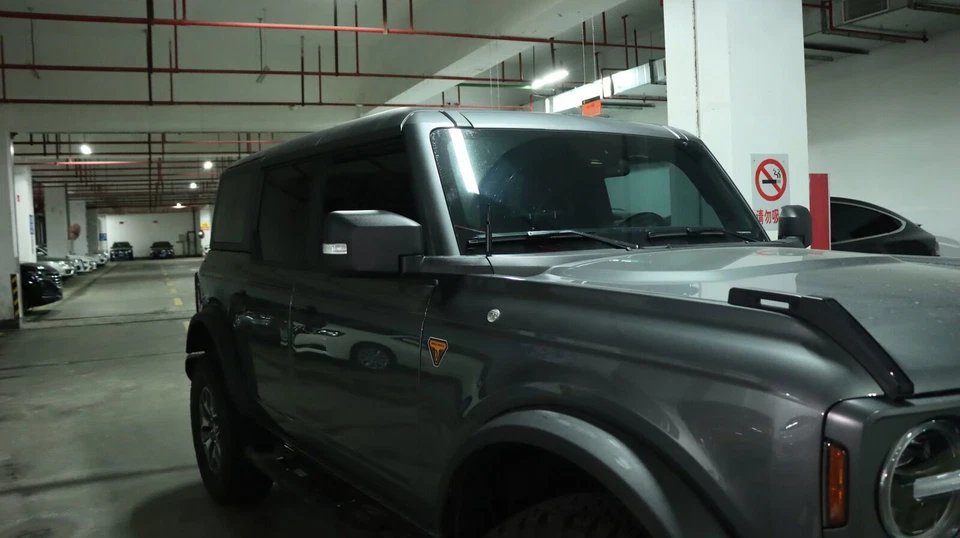 Antena negra calibre 50 para camioneta Dodge Ram 1500 Ford F150 Raptor Bronco Foto 3 de 4