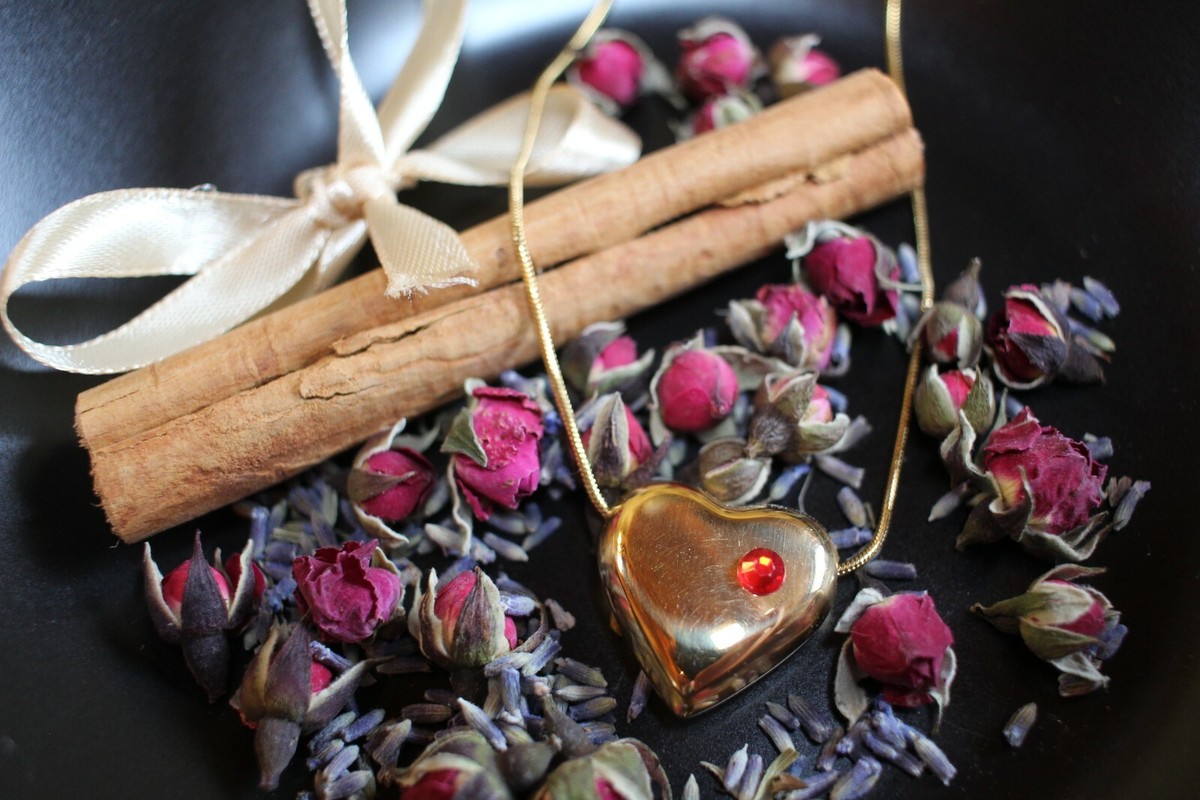 LOVE ACTUALLY Style Christmas Gift Wrapping with Heart Necklace