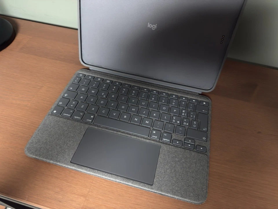 Logitech Combo Touch Custodia con Tastiera per 11" Apple iPad Pro 1a/2a/3a Gen. - Immagine 3 di 4