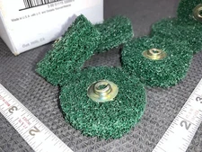 6 discs (out of box)  Standard Abrasives 840314 Quick Change Buff and Blend 2"