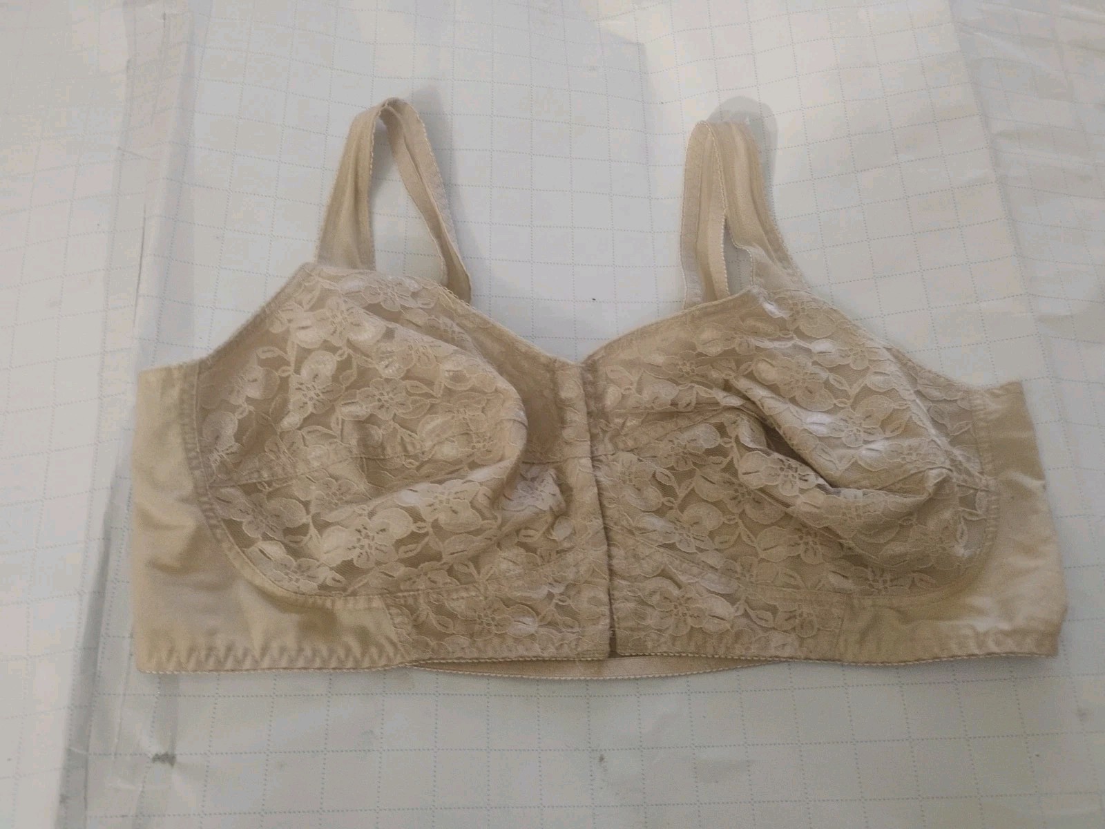 Women's Front Closure Lace Overlay Bra Size 44D Wire Free.