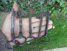 LOT  DE 5 GRANDES   CLEFS ANCIENNES en FER FORGÉE  A IDENTIFIER