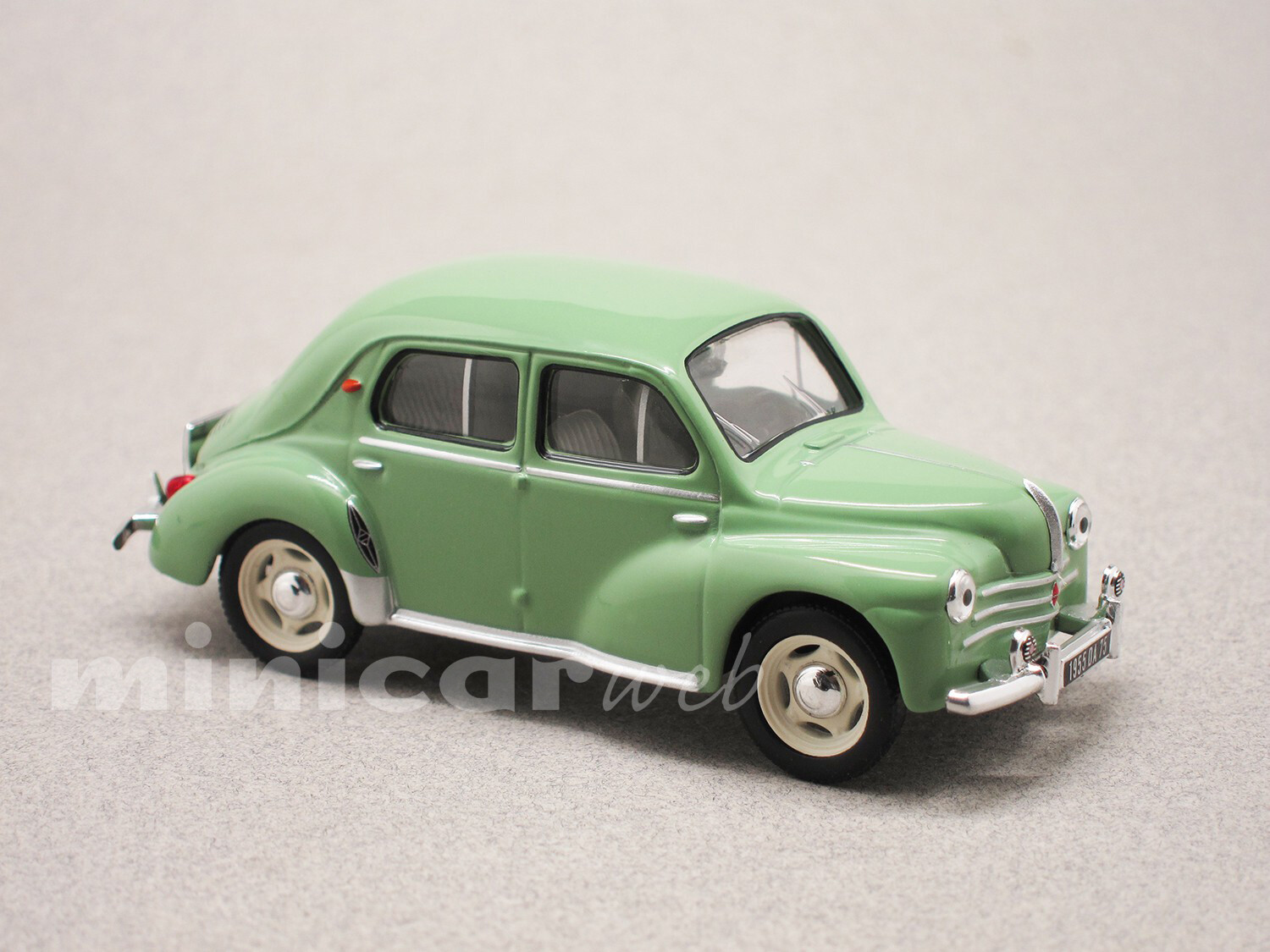 Une RENAULT 4CV voiture miniature 1/43e ODEON 081 idéale comme cadeau pour passionné
