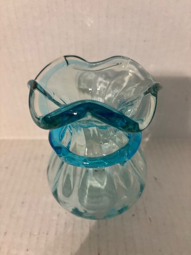 VINTAGE LIGHT BLUE GLASS VASE WITH AN APPLIED GLASS BAND AND OPTIC PANEL PATTERN - Bild 4 von 5