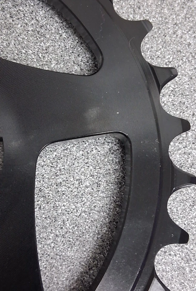 Plato ancho estrecho RaceFace: montaje directo compatible con 3 pernos, 30t, negro Foto 3 de 4