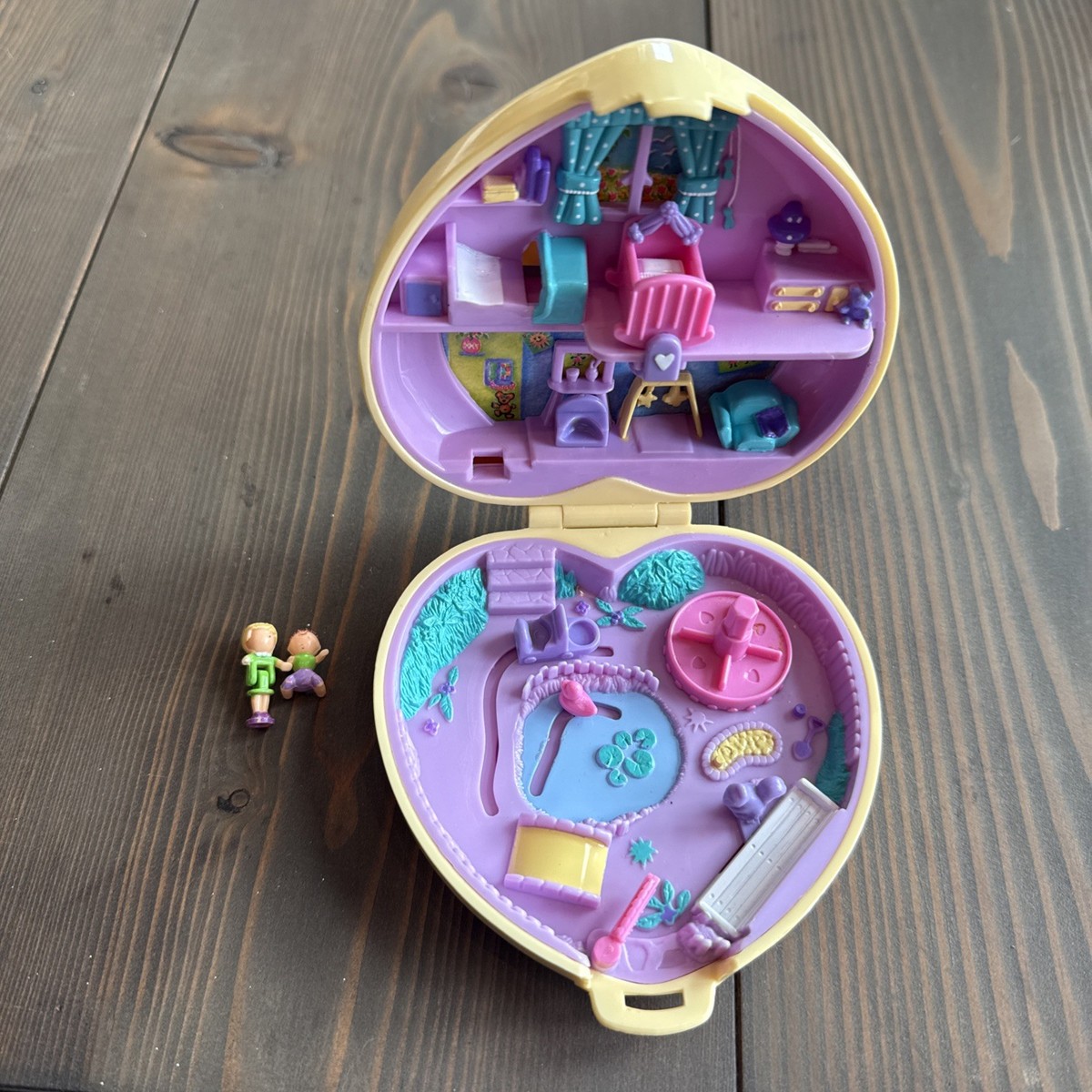 VINTAGE POLLY POCKET 1994 -Light Up Magical Mansion w/ Original Dolls